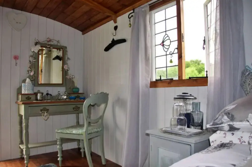 Shepherd's Hut in Romsey With Fire Pit