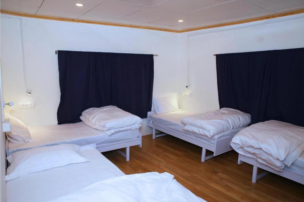 Deluxe Quadruple room (4 single beds)