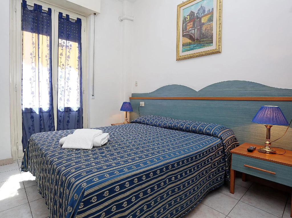 Double room (full double bed)