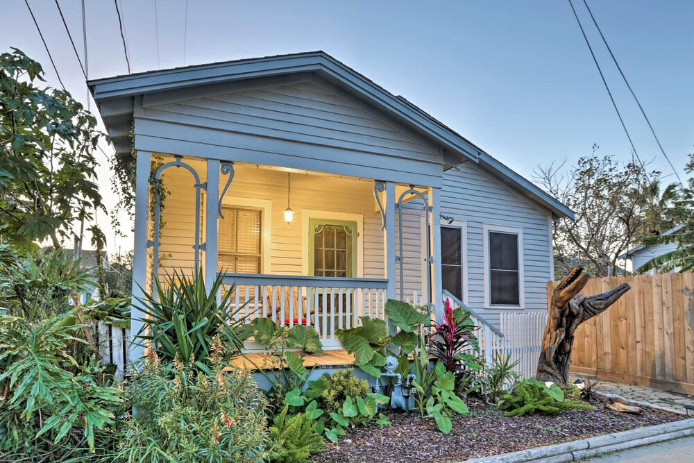 Historic Galveston Home: Walkable Neighborhood!