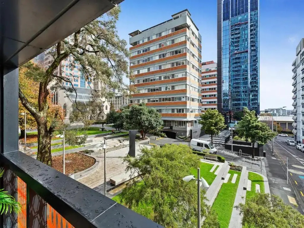 Central 2 BR apt - large balcony by Zodiak Stays