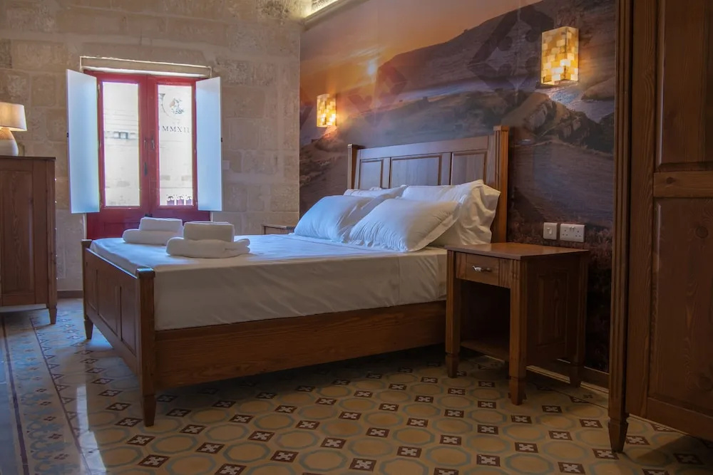 Deluxe Double room with balcony (full double bed)