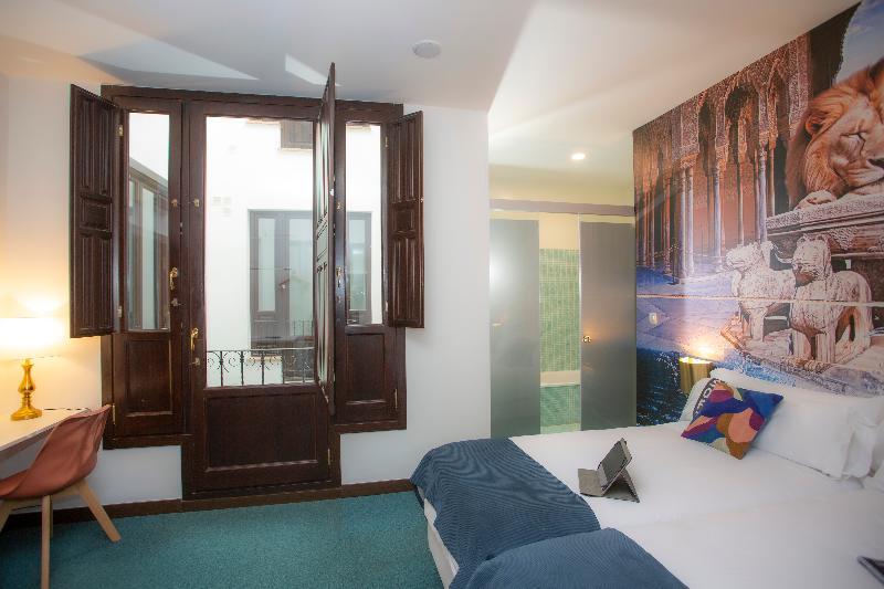 Двухместный номер Standard с балконом двуспальная кровать в Casual Ilbira Granada Hotel