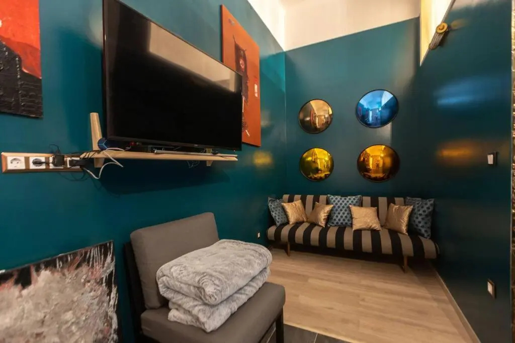 Own Jacuzzi+ Sauna+ 2Bd+A/C+Netflix+Center