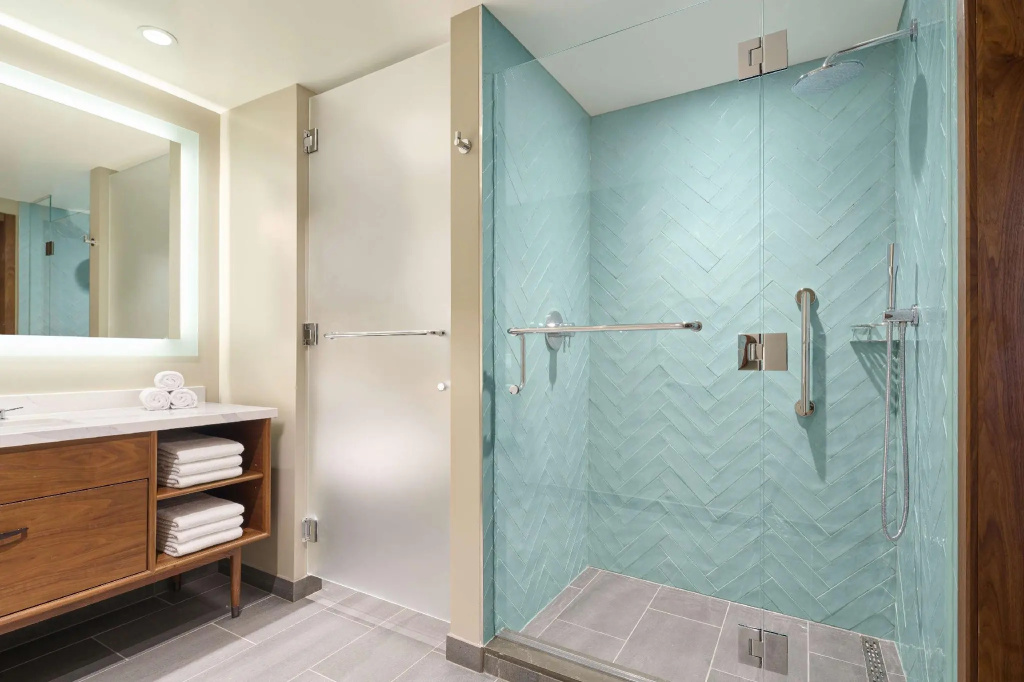 2 Bedrooms Quadruple Suite with partial ocean view