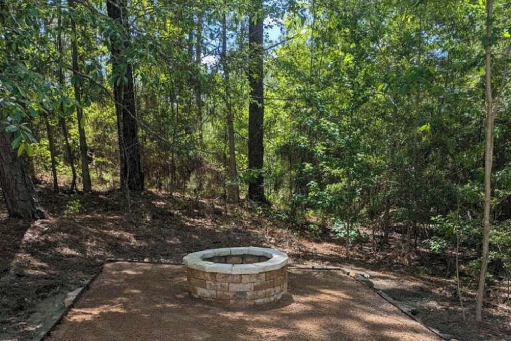6 Mi to Lake: Brookeland Home w/ Treehouse Vibes
