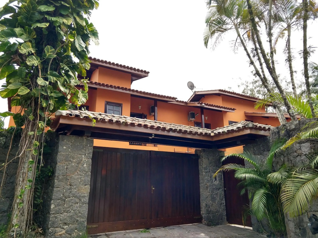 Casa 5 suítes com piscina e churrasqueira