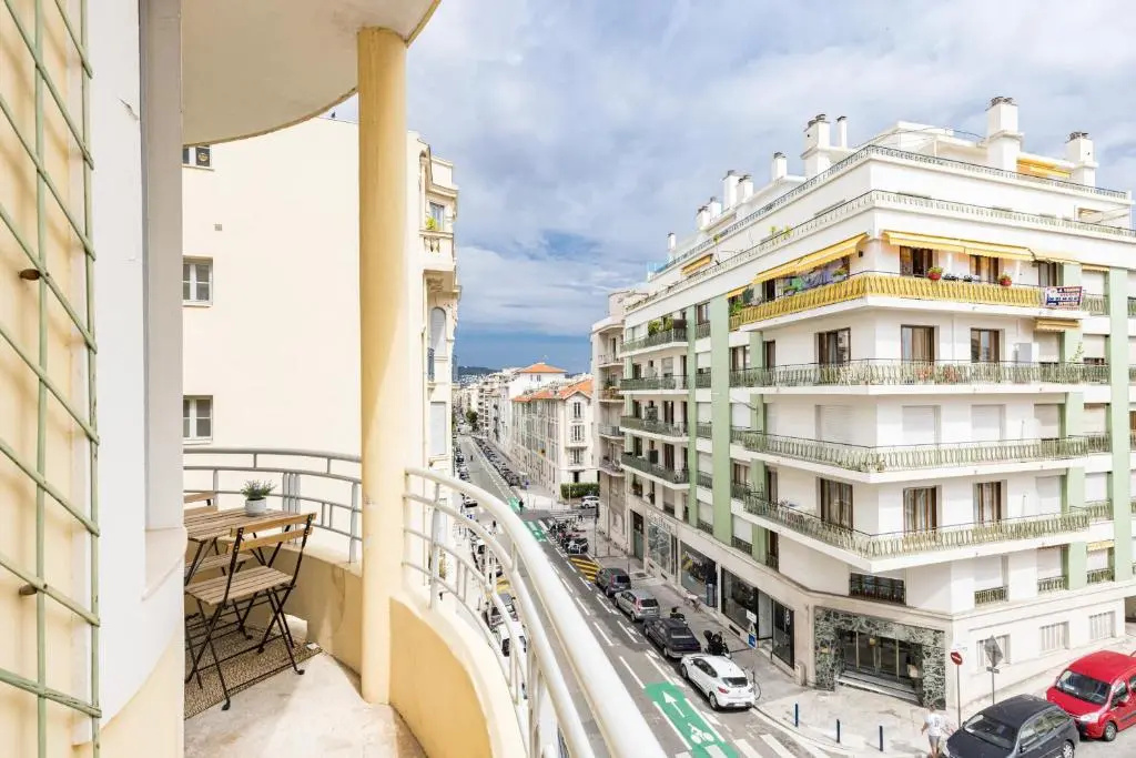 Large 2 Bdrs apartment Down Town - AC