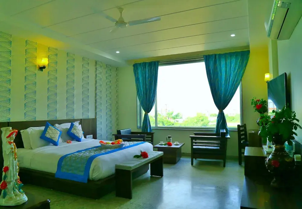 豪華雙人房，視野開闊，配有雙人床。