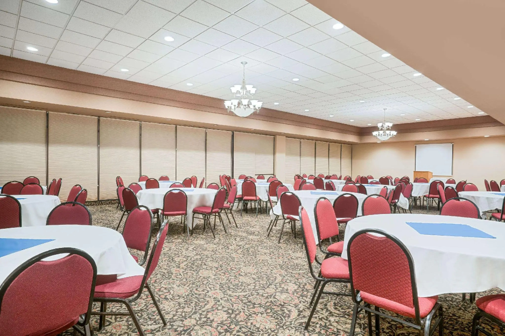 Ramada Hotel & Conference Center by Wyndham Plymouth - Général
