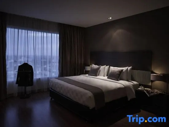 Deluxe Double room with city view full double bed