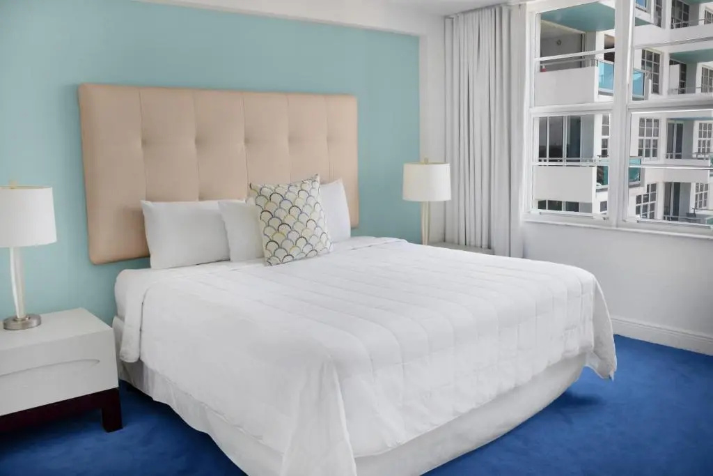 2 Bedrooms Corner Master Suite with bay view