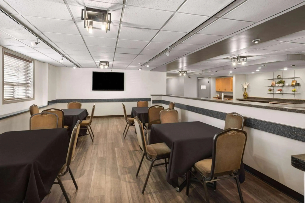 Travelodge by Wyndham Fort McMurray - фото 34