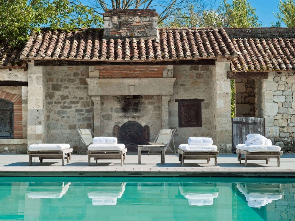 Grand Castle in Saint Caprais de Lerm with Sauna & Hot Tub