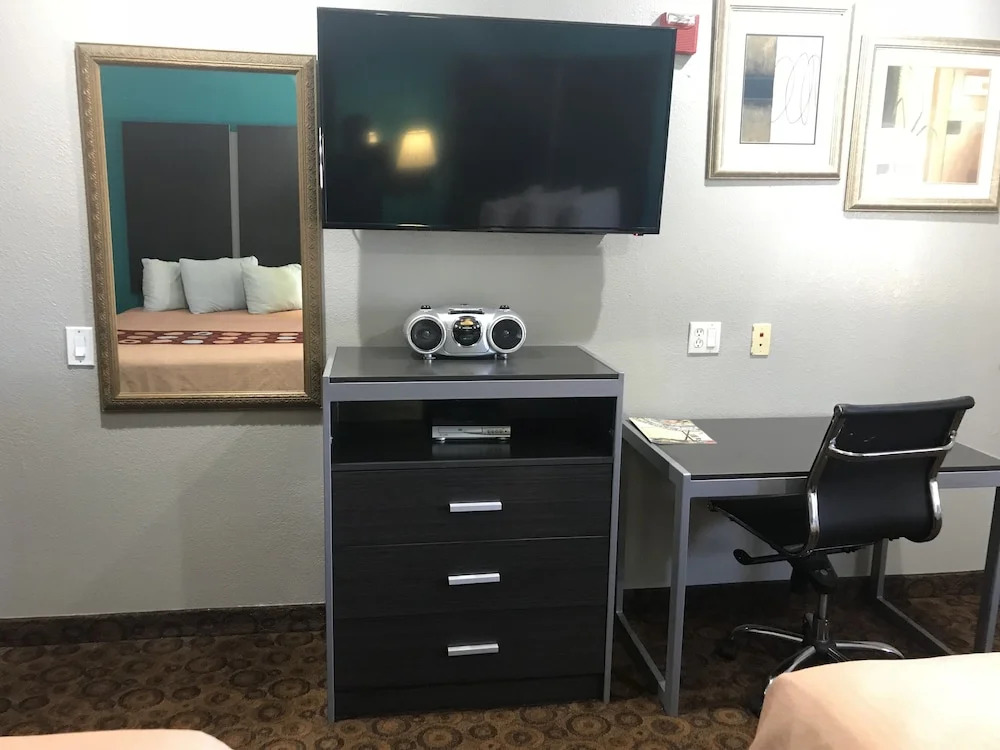 Четырёхместный номер Deluxe двуспальная кровать в Camelot Inn & Suites Veterans Memorial NW Houston