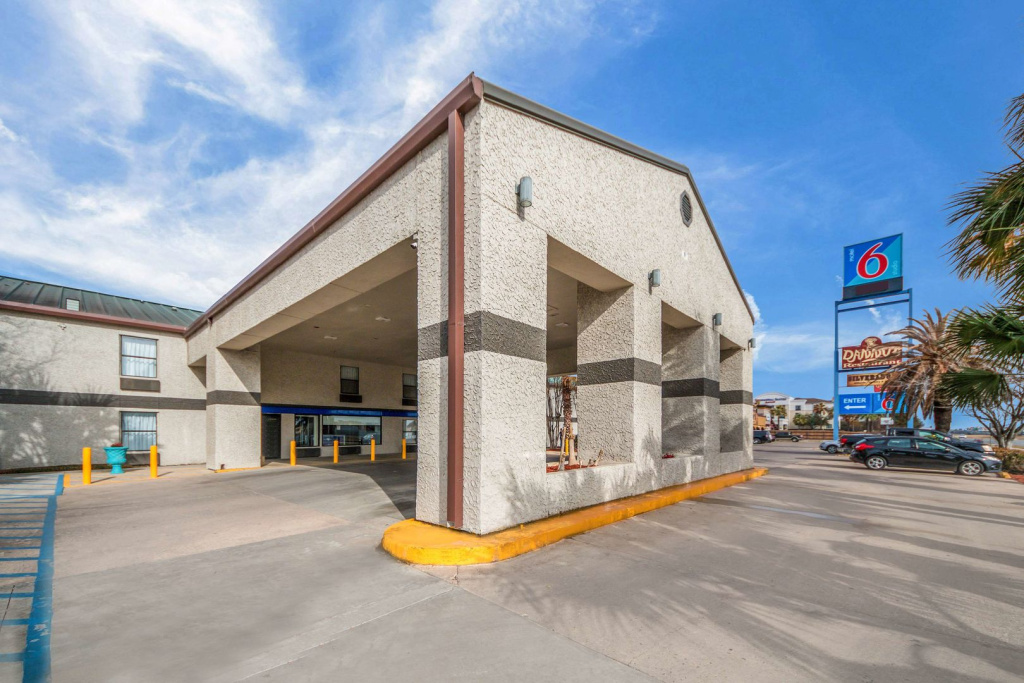Studio 6 Laredo, TX - North I-35