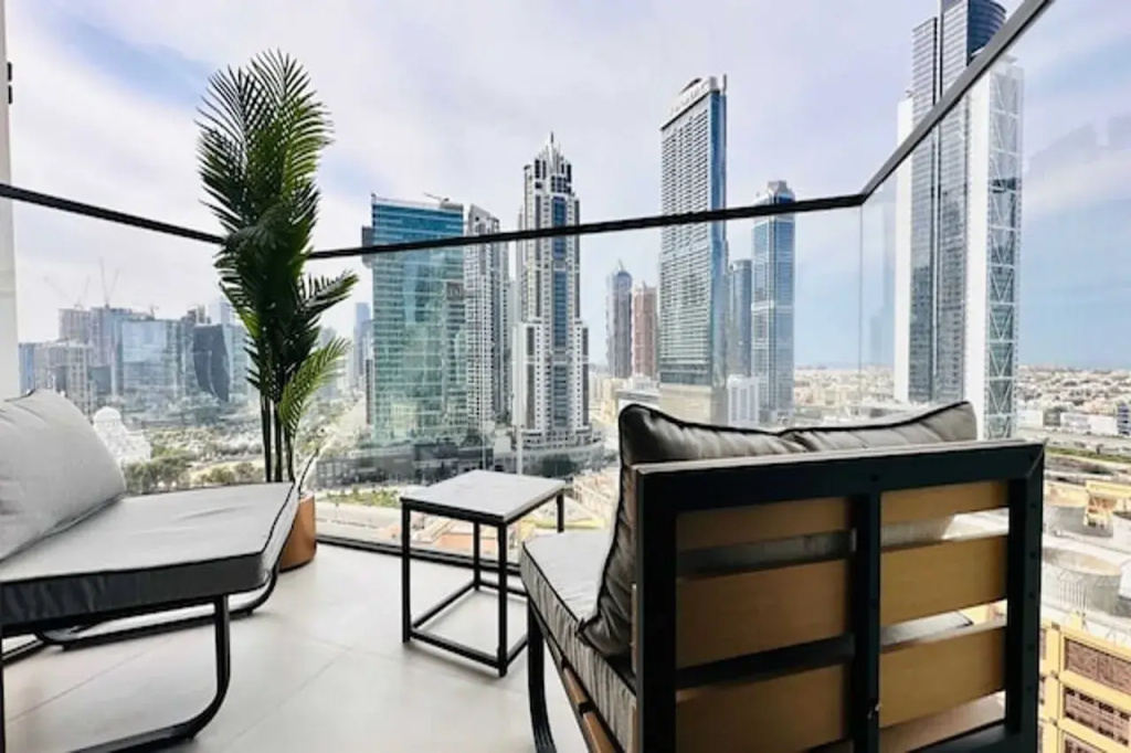 Luxury 1-Bedroom Apartment At Burj Crown. — фото