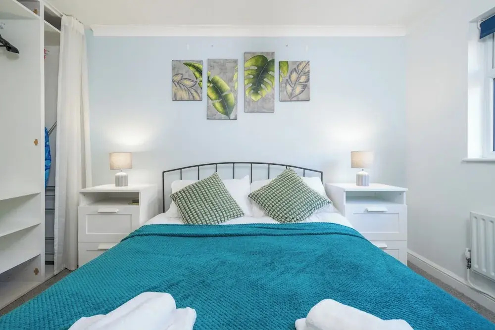 Crawley Stainer 1-bedroom With Parking and Garden