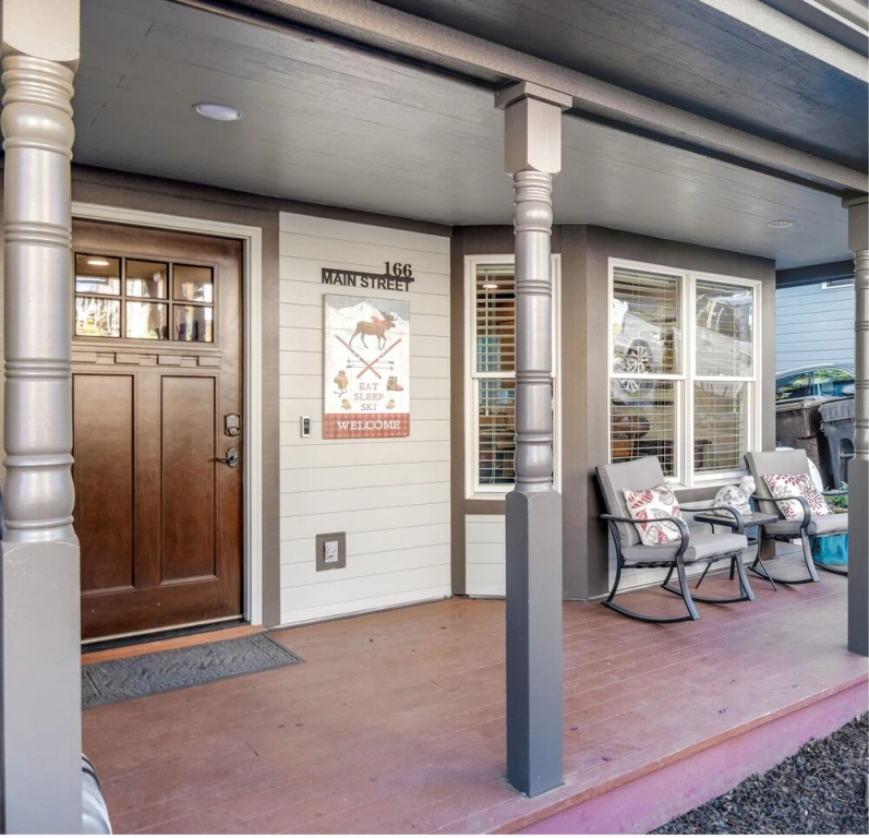 Top Of Main Street 3 Bedroom Home by Redawning