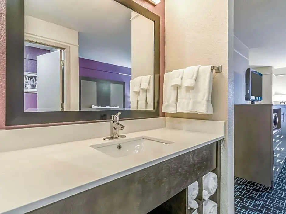La Quinta Inn & Suites by Wyndham Kansas City Airport - Chambres