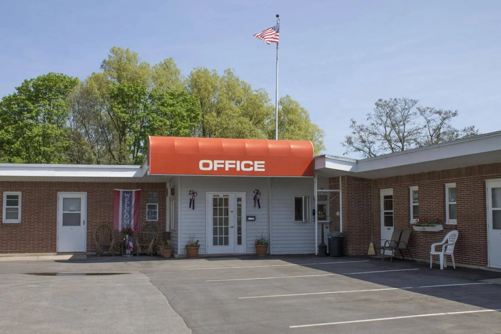 Budget Host Crestview Inn