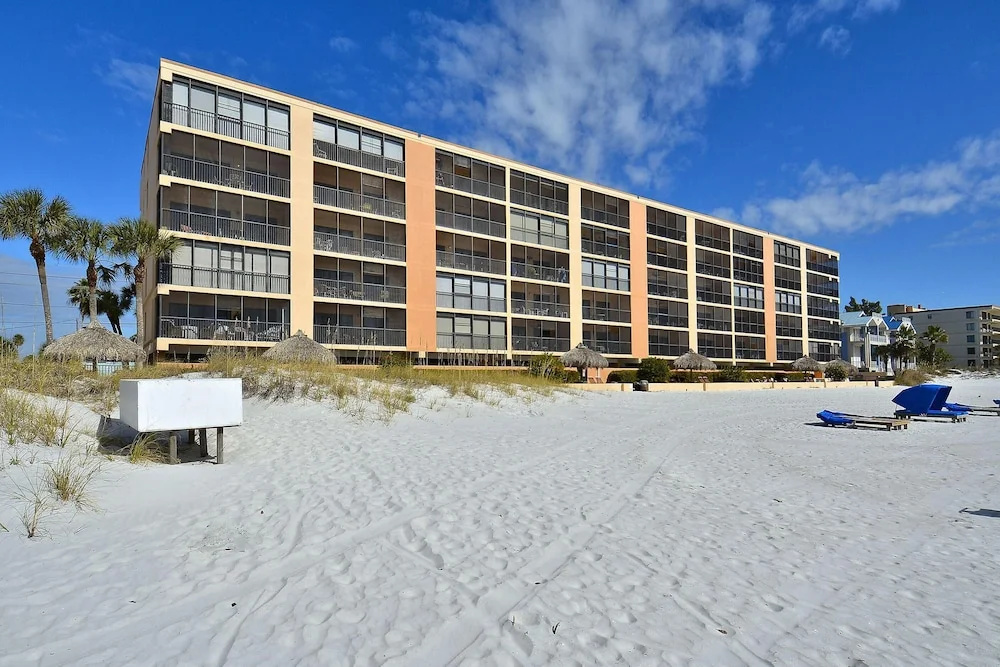 Villa Madeira 504 Sleeps 6/many Updates/walk to John's Pass!
