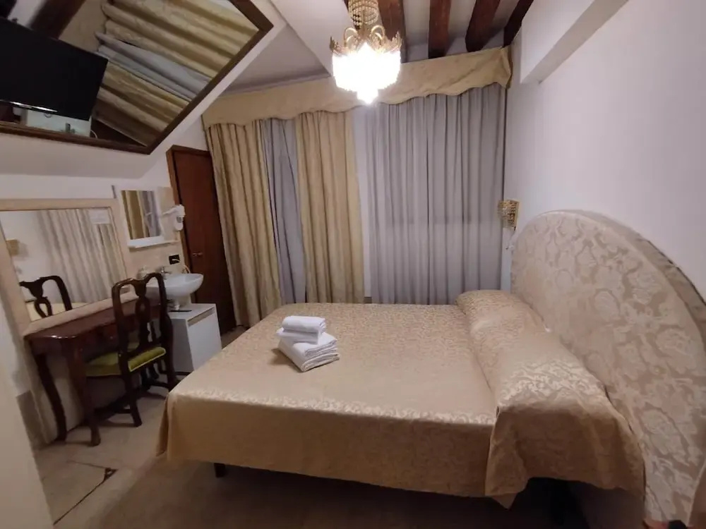Economy Single Basement room (single bed)