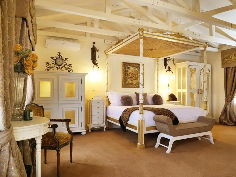 Double Suite with land view full double bed