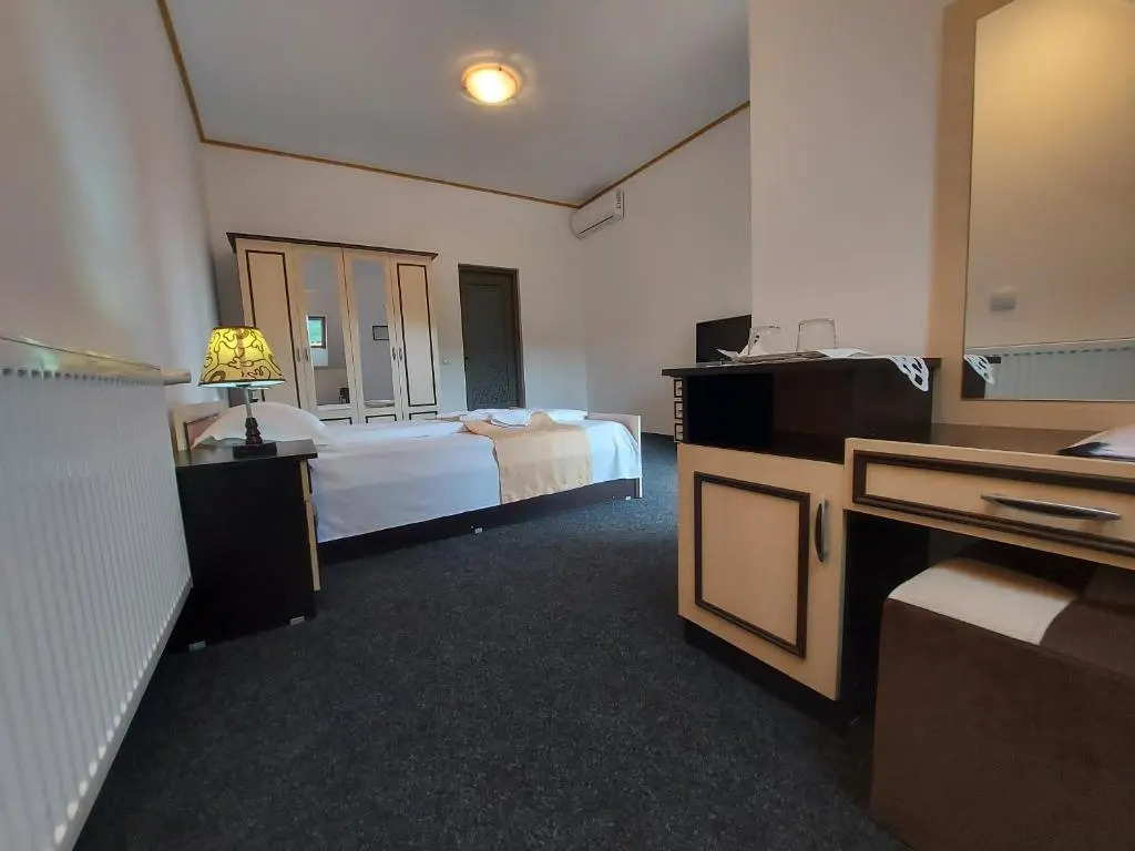 標準雙人房，設有陽台及景觀，配有雙人床。