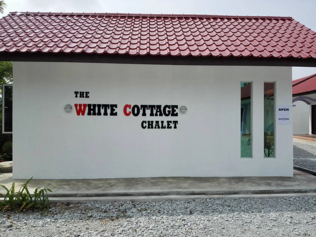 White Cottage Chalet
