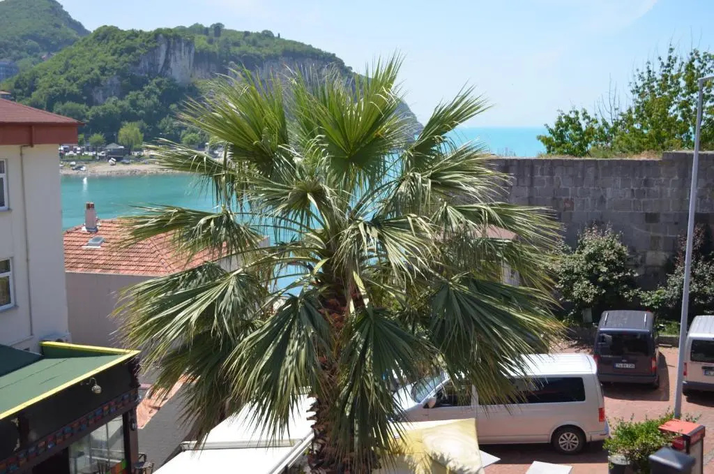Deluxe Triple room with partial sea view