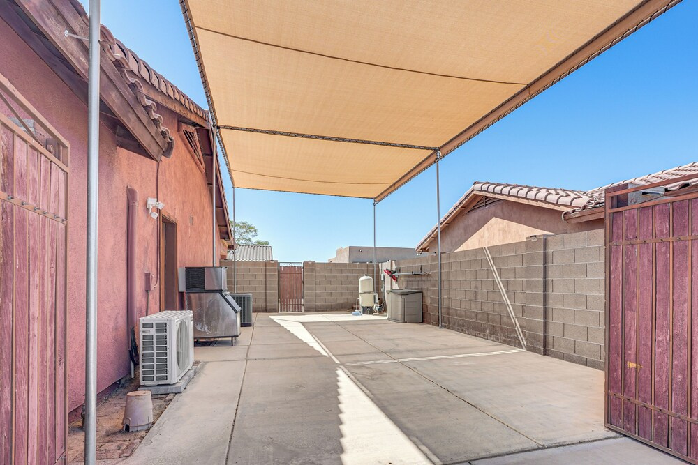 Near Golf Courses: Poolside Paradise in Yuma!