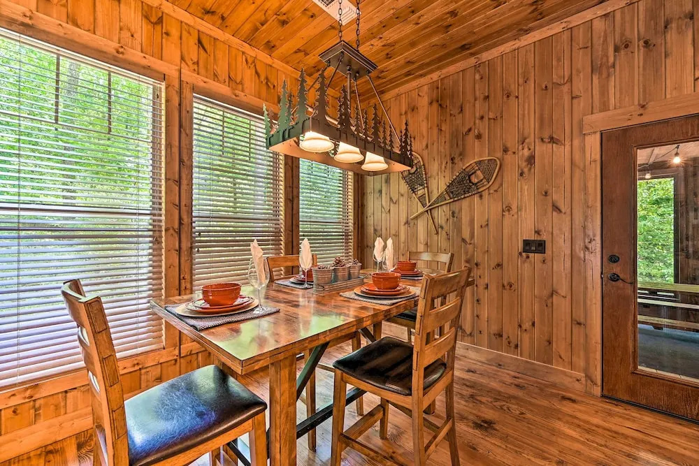Luxe Broken Bow Cabin: Hot Tub ~ 3 Mi to Hochatown