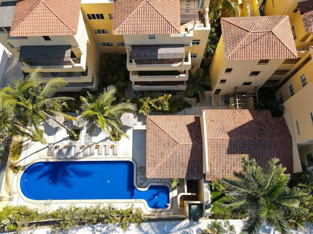 Sleeps 6 Views Beach 1 Block Gated