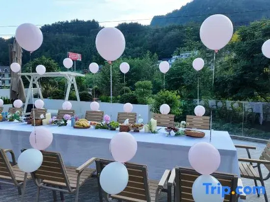 Awakening in the Mountain Homestay (Zhangjiajie National Forest Park Branch)