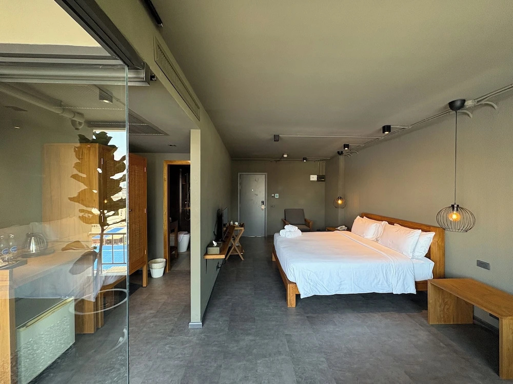 Deluxe Double room with balcony (full double bed)