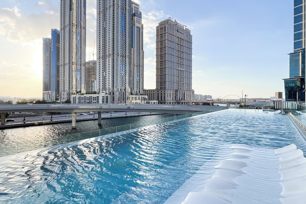 SIMPLY COMFORT Missoni Top Floor with Sea, Canal and Burj Khalifa Views — фото 1