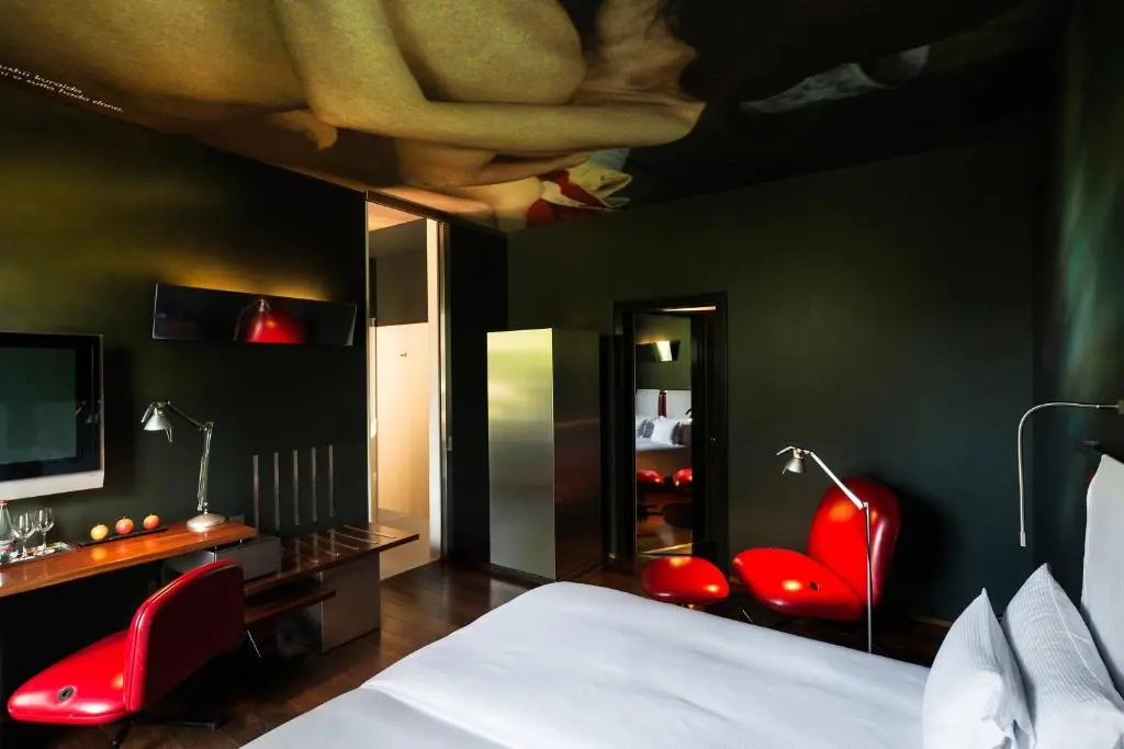 Standard Double room with city view (full double bed)