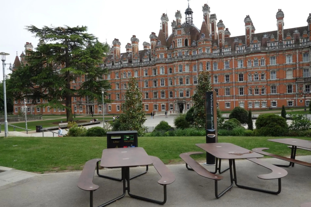 NEW Cosy 2 Bedroom Flat on Englefield Green