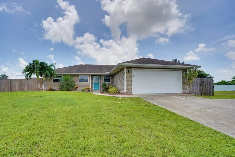 Pool & Outdoor Bar: Cape Coral Home