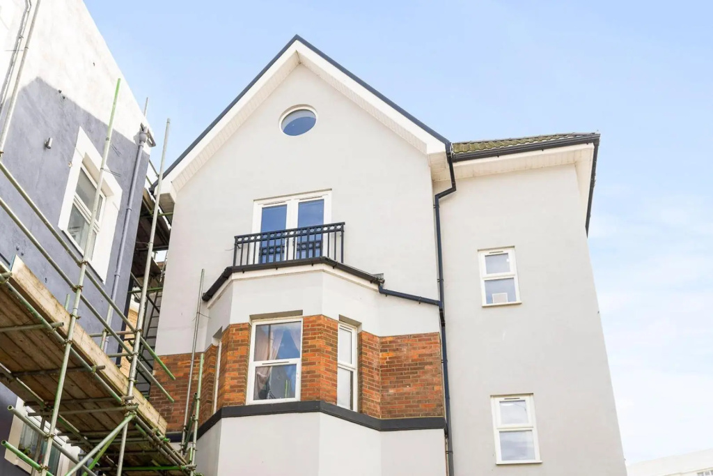 Large, newly renovated, three bedroom town centre duplex apartment with free parking, sleeps seven - Walking distance to beach