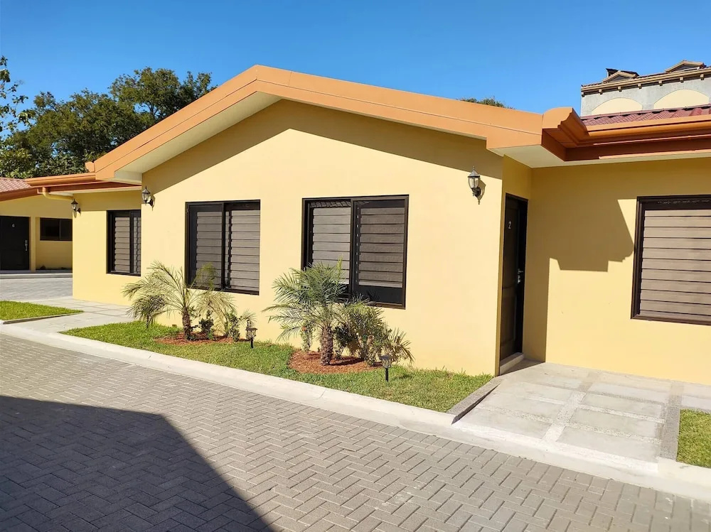 #1 New & Modern 2 bed Suite With Shared Pool