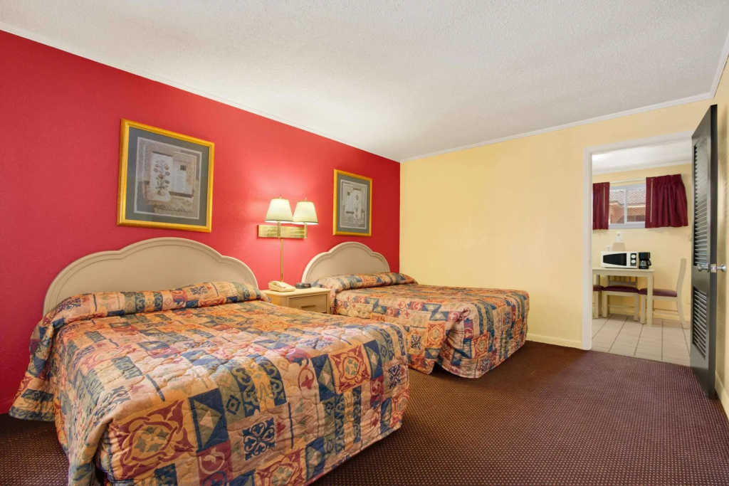 Royal Palace Inn & Suites — 4
