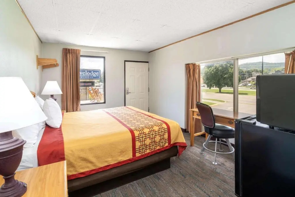 Standard room with mountain view