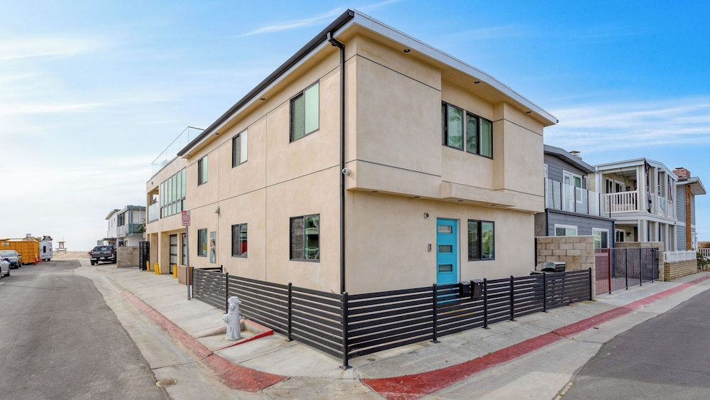 Velvet Sand I by Avantstay Steps to Newport Beach Private Rooftop w/ Outdoor Kitchen & Hot Tub!