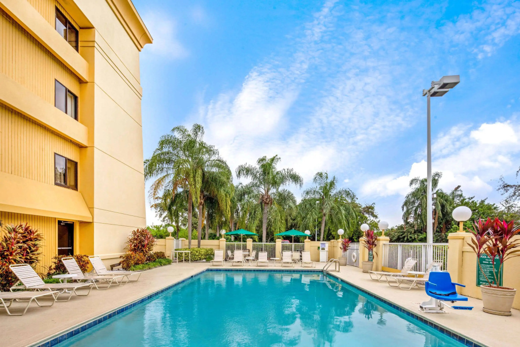 La Quinta Inn & Suites by Wyndham Miami Airport East - 4