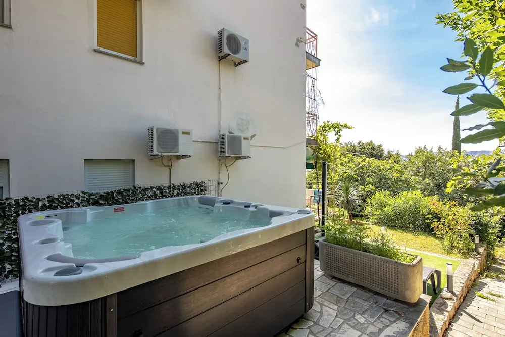 Seaview Apartment With Jacuzzi Ivano