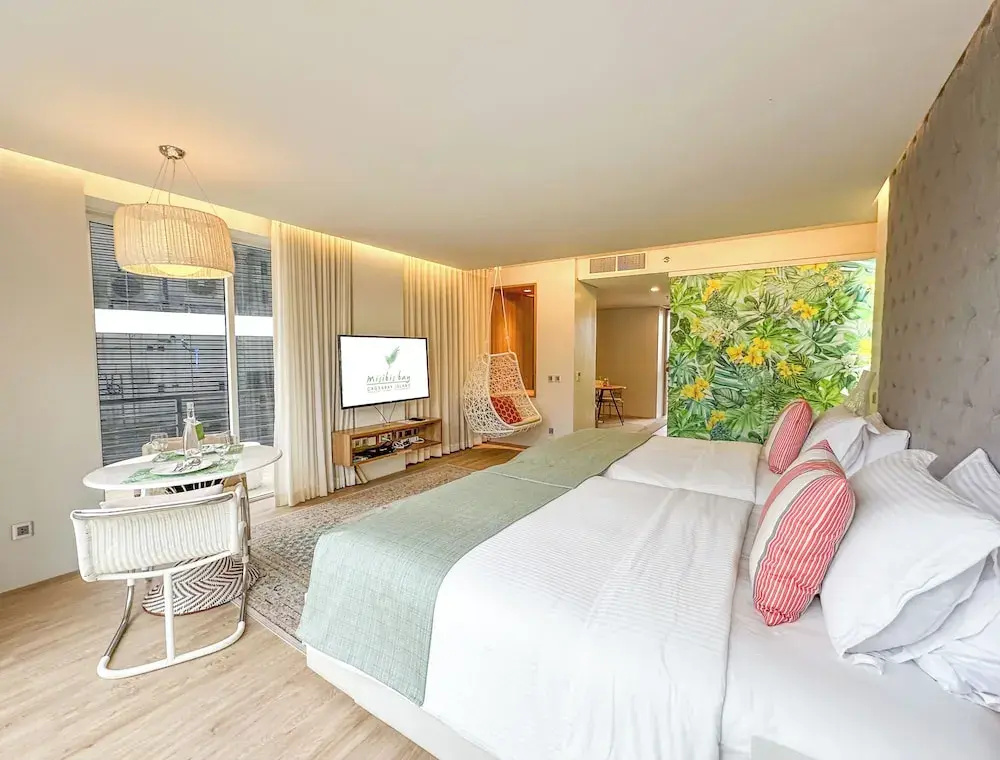 Deluxe room with pool view