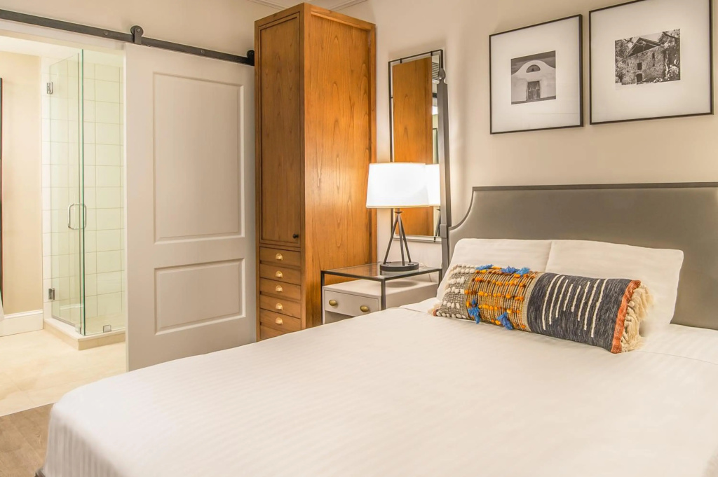 Hotel E — 3