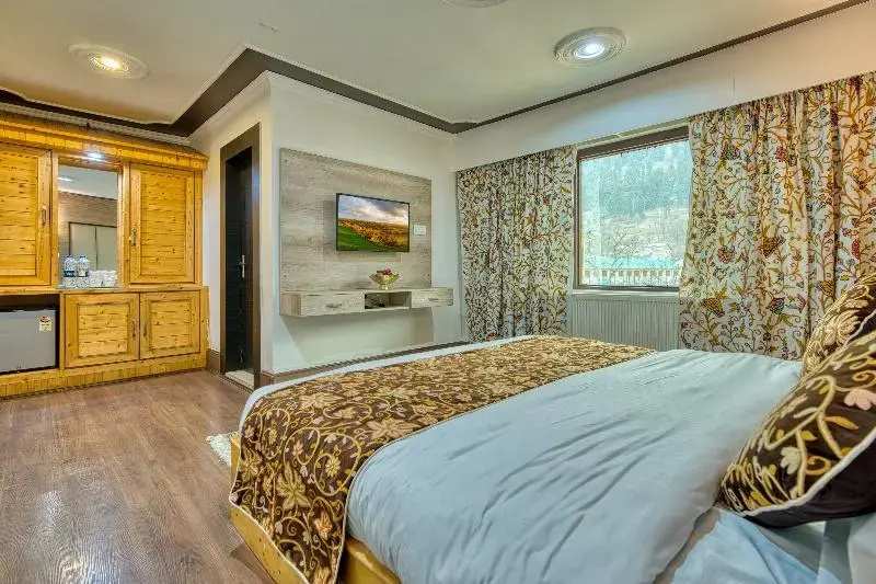 Deluxe Double room (full double bed)